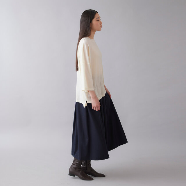 コンは、深みのある落ち着いたネイビー。
クロよりも柔らかな印象で、上品にまとまる万能カラーです。