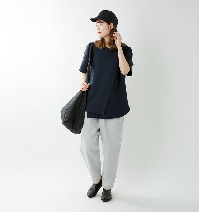 model kanae:167cm / 48kg
color : navy / size : 0
一枚でサマになる、主役級のカットソーです。