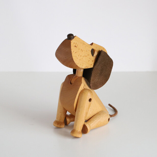 1953年にデンマークの建築家Hans Bolling(ハンス・ブリング)によって作られた犬のオブジェ「オスカー」の復刻版です。
オスカーは首と手足が動かせますので、体の動きに合わせていろいろな表情になります。
おすわり・お手・伏せも簡単で、楽しそうに上を見上げたり、ちょこんと座ったり、のびをしたり、時には何気ない後ろ姿に哀愁さえ感じてしまいます。