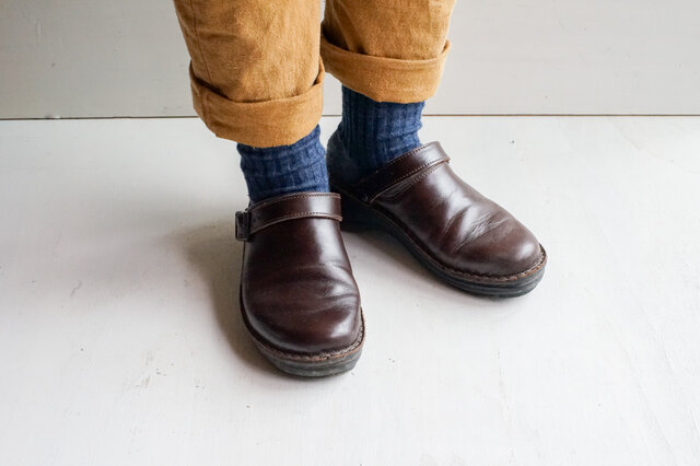 もんぺやNAOTとの相性もバッチリ。パンツやスカートの裾から、チラリと見せたくなる靴下です。