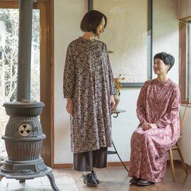 sisam|1枚でコーデの主役になる柄ものワンピース【オーガニックコットン】【サテン生地】【光沢感】 / OCハートゥprintタックワンピース