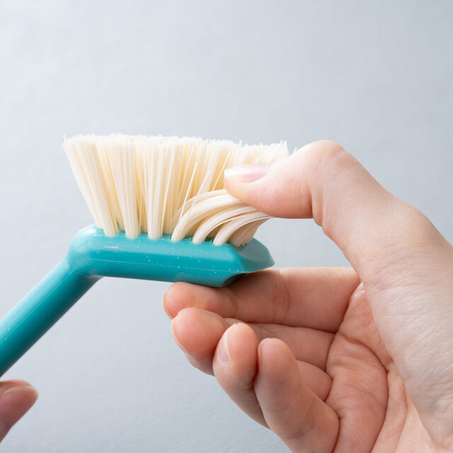 食器や調理器具の汚れを力強く落とせる硬めの毛並みが特徴です。お皿に残った油汚れはもちろん、お鍋やフライパンにこびりついたソースや頑固な汚れも、手肌を汚さずにすっきりと落とせます。