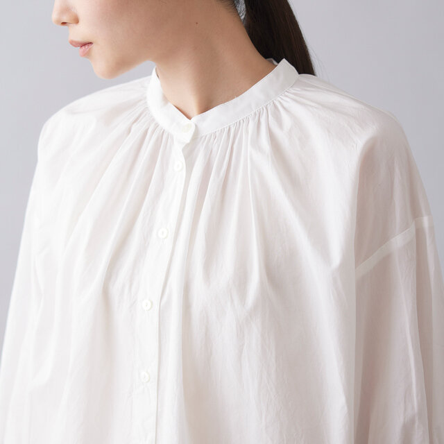 カフス下にたっぷりと寄せたギャザーが、ふんわりと広がります。