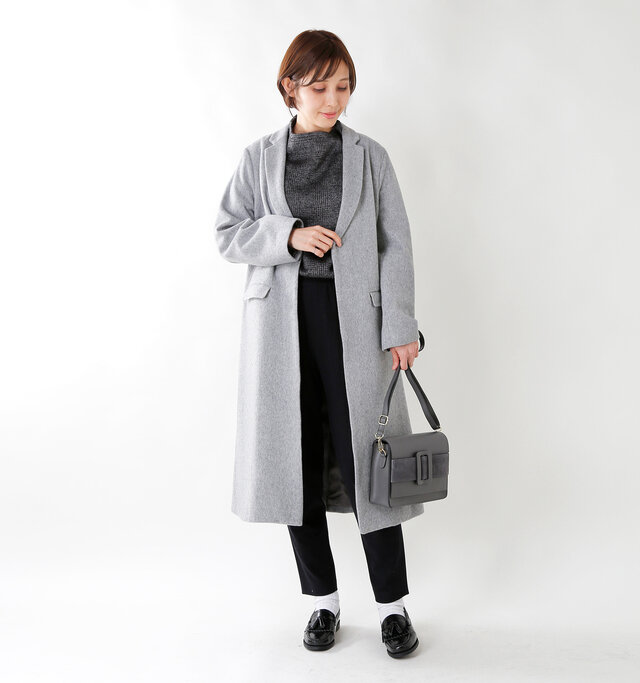 model yama:167cm / 49kg
color : gray / size : F
毎年着られるコートをテーマに作られた、飽きのこないデザイン。着回しがきくアイテムです。