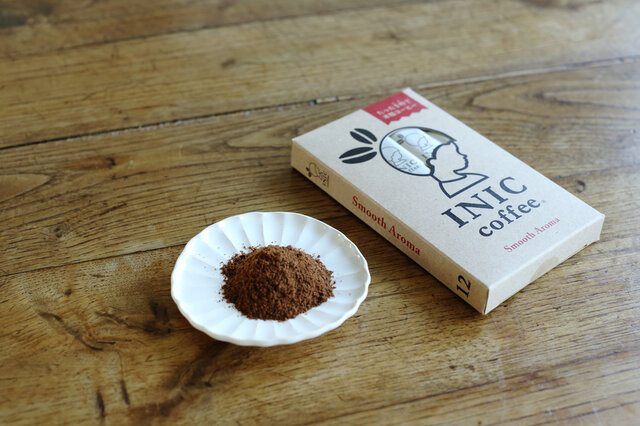 「INIC」=It’s Not Instant Coffee
従来のインスタントコーヒーにあった、不要な濁り・雑味・えぐみを無くし豆の魅力を最大限に生かした「INIC coffee」。最適な抽出温度と抽出時間を設定し、繊細なプロセスを経ることで美味しさ際立つコーヒーが完成しました。