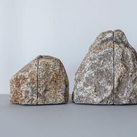 AJI PROJECT｜【自然な石の形そのままを生かした存在感のあるブックエンド】ROCK END（S）