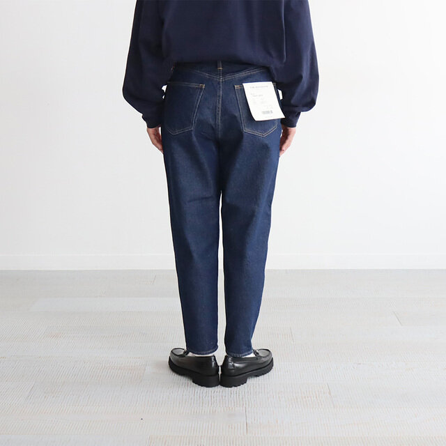 全体のシルエットに目が行きがちですが
バックスタイルもとても綺麗なのです!
ヒップポケットの位置を高く設定しており、スタイルがよく見えるのもこのデニムの魅力◎