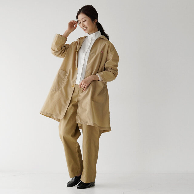 ベージュのライトアウターにベージュのパンツを合わせたセットアップ風なスタイリング。
ワントーンでまとめることで、カジュアルな中にもきちんと感がプラスされ、こなれた印象に。
おしゃれなのに頑張りすぎない絶妙なバランスが、どんなシーンにもマッチしますよ♪