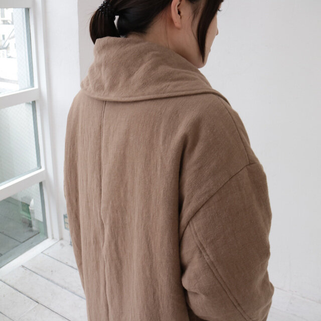 大き目ショールカラーがすっきりとした印象に◎