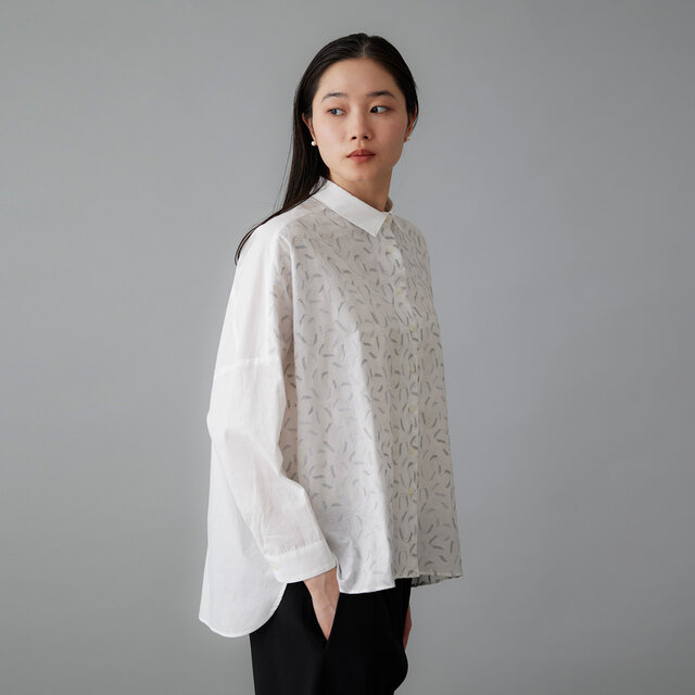 シロライトグレーは淡いコントラストが織りなす、軽やかな印象。ほどよく刺繍が際立つ人気カラー。