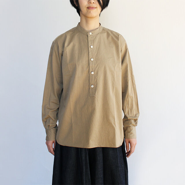 きちんと感がありながらも、程よいゆとりのあるサイズでリラックス感のある仕上がりに。ほどよいコシと柔らかさのある生地感で、上品な光沢があります。