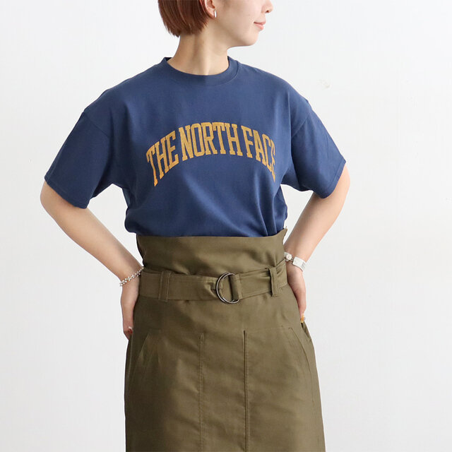 ウエストベルトと肩ヒモは取り外し可能なので、合わせたいアイテムやその日の気分でアレンジできます◎
カレッジなロゴTEEにはあえて女性らしくウエストベルトでタックイン!
ウエスト位置が高めなので、スタイルアップ効果も✨