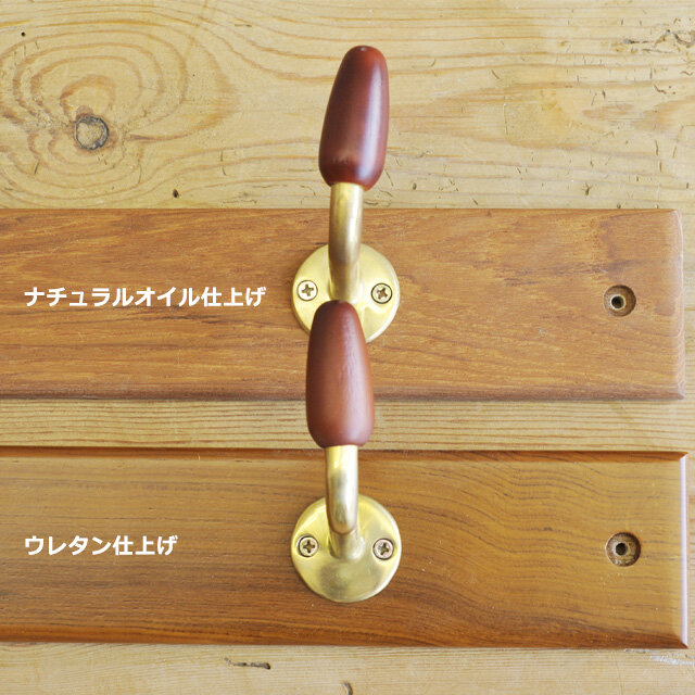 チーク無垢材の質感そのままのナチュラルオイル仕上げと、少しの光沢と赤みのあるウレタン仕上げからお選び頂けます。
