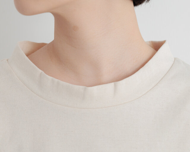 ▲太めの衿ぐりがさりげないアクセントに