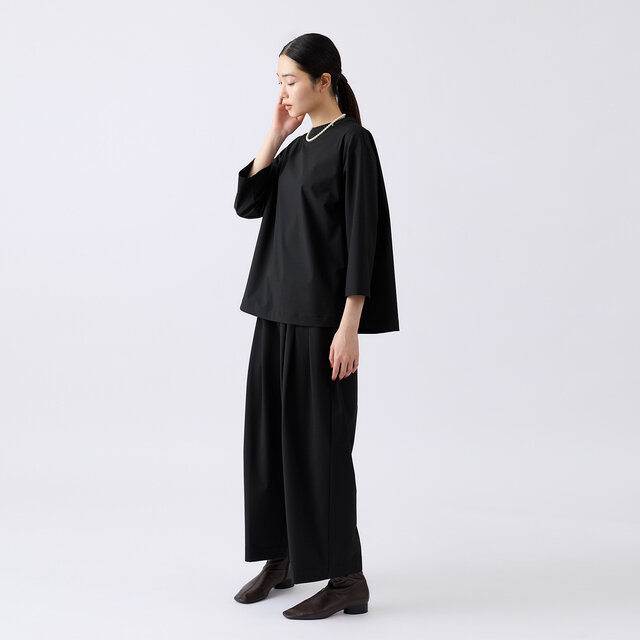 Aラインのシルエットが、自然な広がりを生み、やわらかな女性らしさを引き立てます。