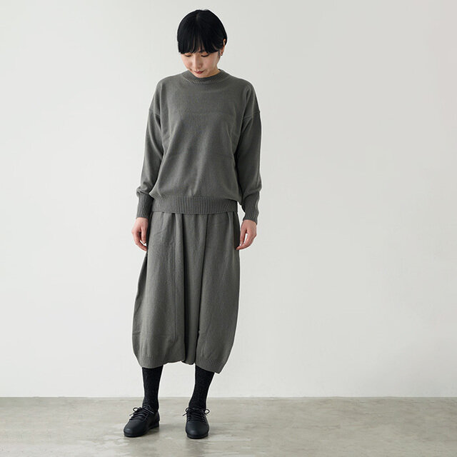 着用color:silver sage
装いのアクセントになる、ほんのり青みがかった上品な寒色系グレー