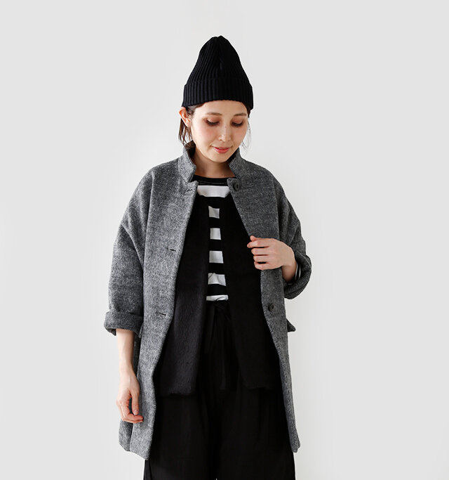 毛足の長いシャギーが
見た目にもあたたかなベスト.
シャツやカットソー・ワンピースなどと
合わせて季節感ある
スタイリングが楽しめる1枚。
ふんわりとした肉厚な生地感で
柔らかなニュアンスが優しく、
いつものスタイルにプラスするだけで、
いつもと違った雰囲気を演出します。