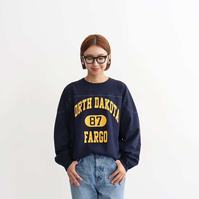 ゆるっとしたお袖に肩が落ちたデザインで、ゆるいシルエットがカワイイ🧡
ベーシックなボトムとシンプルに合わせてもおすすめです!