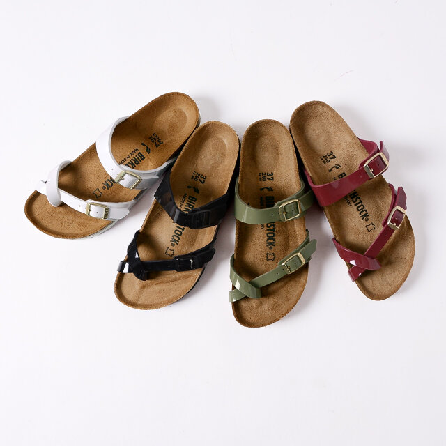 トングとストラップを組み合わせた人気モデル“ Mayari ”。
左より、「white」「black」「khaki」「bordeaux」の4種類をご用意しました。