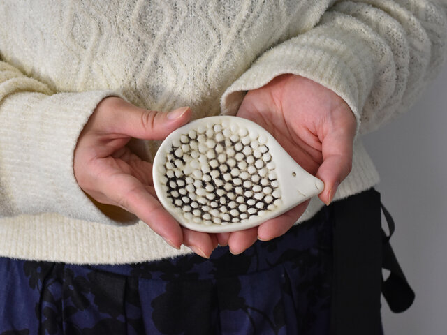 コロンとした丸みが可愛い「はりねずみ」。
お腹の部分にある波佐見焼の焼き目が味となり、風合いを感じますね。
