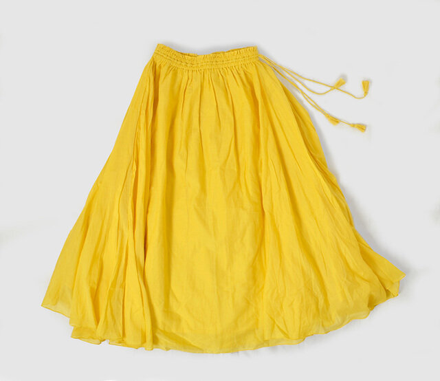 color:white yellow pinkbeige black
Country:India

ふんわりとボリューム感のある、春の訪れを感じさせるスカート。インド綿を使用し、動くたびに立体的な動きを増します。2層になったデザインからは、ほんのり足がすけ重く見えないのもうれしい。汗をかいた素肌にもストレスなく着用でき、これからの季節のコーディネートに欠かせない1枚になりそうです。


