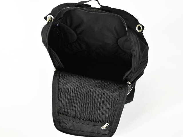 内側にはファスナーを開けたフラップ部分に、メッシュ仕様のポケットが1つ付いています。
バッグの中の細かいものが迷子になる心配もなくなりますね◎