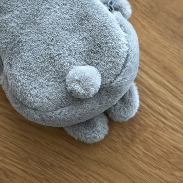 お尻にはポンポンのしっぽ付き!短めの手足もかわいいポイント。