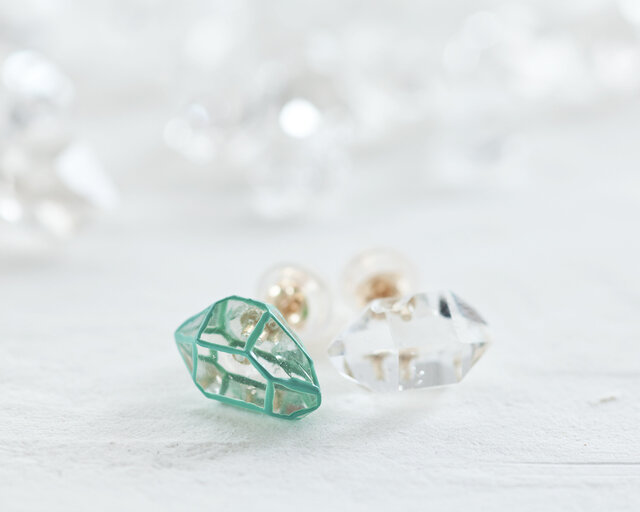 大粒のパールに蒔絵を施した「MAKIEパール」アクセサリーなど、日本の伝統工芸を活かしたモノづくりを続ける「KARAFURU(カラフル)」。そんなKARAFURUから今回ご紹介するのは、伝統に裏打ちされた確かな技術と上質な素材で作り上げた、大人の遊び心があふれるエッジーなデザインの「ハーキマークォーツ」のピアス。