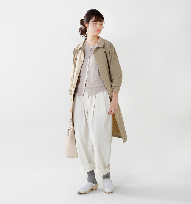model kanae:167cm / 48kg
color : light gray / size : F
肌寒い時にはサッとコートを羽織って。重ね着で調整できる薄さなので使い勝手がいいですね。