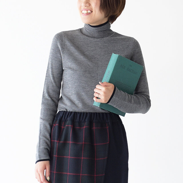 ネックラインと袖口がバイカラーになっており、さりげなくオシャレのポイントになっています!
カラーもベーシックな3色展開で着回ししやすいオシャレアイテムです♪