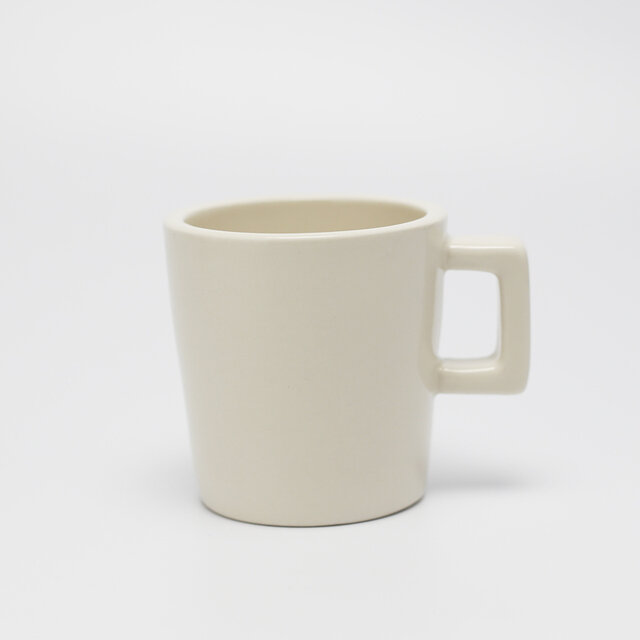 持ち手のついたコーヒーカップは容量約200ml。小振りで女性の手でも馴染みやすいサイズ感です。