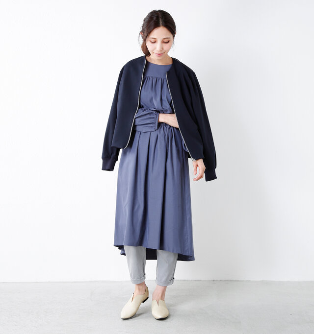 model yama:167cm / 49kg
color : light gray / size : 38
ややスリムなシルエットなので、淡い色でもやぼったくなりません。