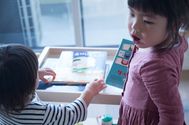 深さのあるトレーは、絵本を入れておくのにぴったり。