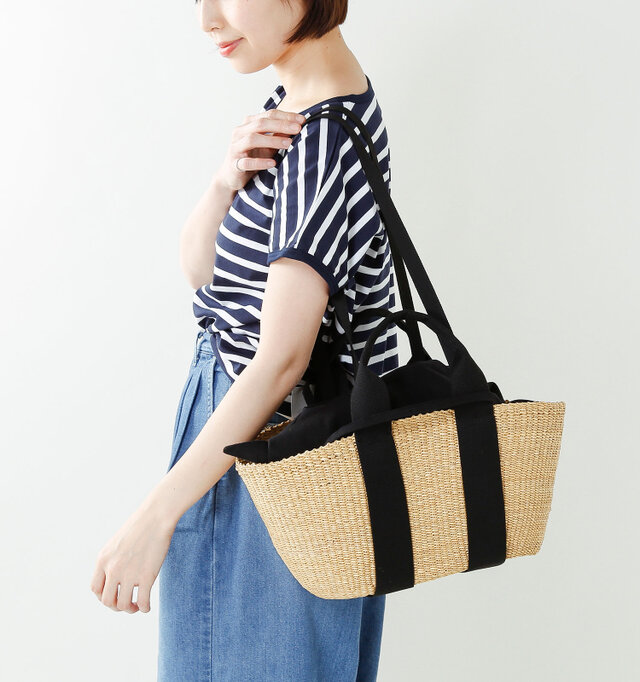 ショルダーストラップが中に付属しており、カゴバッグでは珍しいショルダーバッグにもなります。
重い荷物も肩からかけて持て、両手も自由に♪