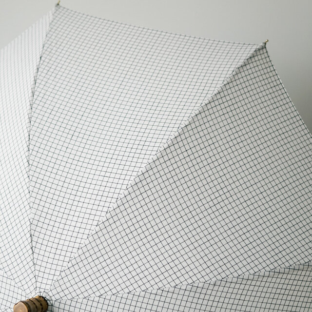 傘としては珍しい細い線の重なりからなる、格子柄のコットン素材の「グラフチェック」