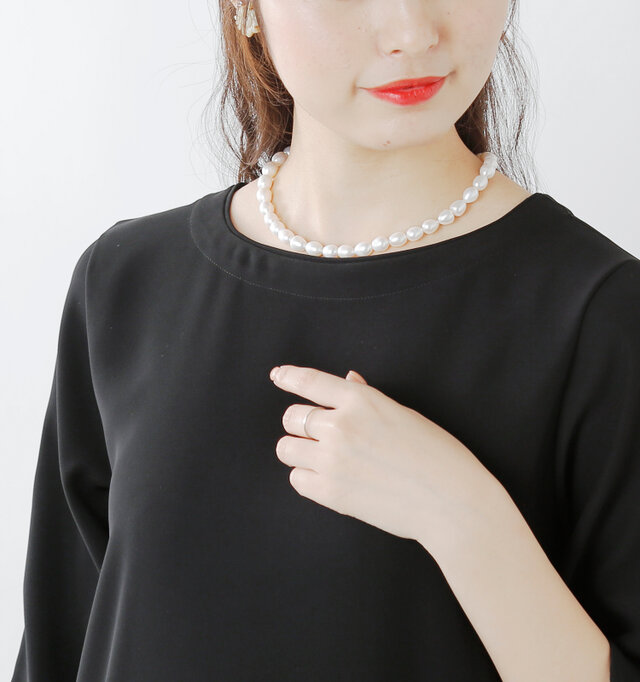 緩やかな開きのクルーネック。シンプルな首元なのでネックレスなどのアクセサリーや、ファーなどの小物で雰囲気を変えてコーディネートが楽しめます。