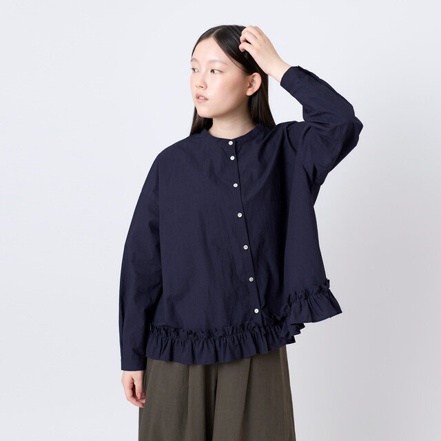 ゆったりとしたシルエットに裾のフリルが映え、シンプルに着るだけで華やかな印象に仕上がります。