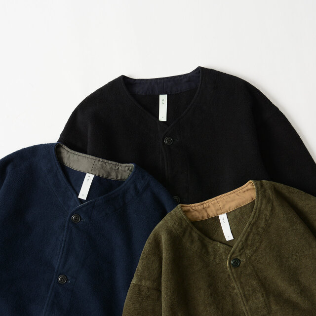 カラーは「olive」「navy」「black」の3種類。
ネックラインには丁寧にテープ処理が施されており、しっかりとした作りとなっています。