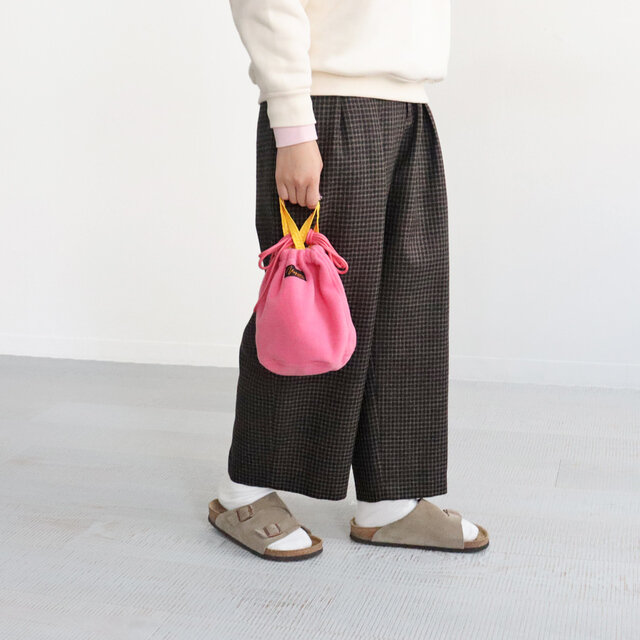 一番発色の良い組み合わせのピンク!
秋冬はダークトーンのお洋服が増えるので、元気なピンクが映えますね。
アウターやボトムに多いベーシックなカラー(オリーブ、ブラウン、ネイビー、ブラック、ベージュ)と相性がいいので
差し色としても結構出番がありそうなカラーです!