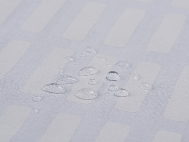 ごく微量の水滴なら弾く程度の撥水性があります。
