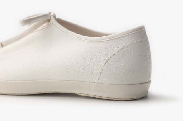 一枚の生地から仕立てられたというアッパーが、