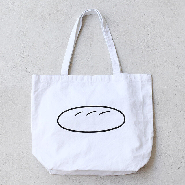 (PAN)2013年10月、Noritakeさんが小豆島のアーティストレジデンス「ei」滞在中、坂手でお店を経営する人々と交流しながら制作した冊子「坂手17の店」に掲載された、パンのイラストをモチーフとしたトートバッグ。