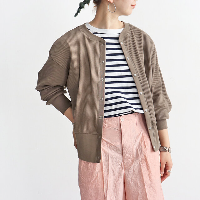 ナチュラルは1枚で着用したので、ボーダーカットソーと合わせて羽織りスタイルに!
シャツやロゴTeeなどをインナーにしても可愛いですね~