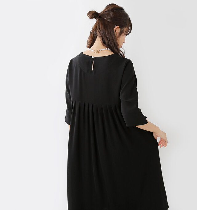 滑らかなとろみ生地を使用した、
大人っぽく上品な印象のワンピース。
バックの切替ギャザーが
豊かなドレープを作り出し、
シンプルなデザインに
優美なディティールを加えています。
