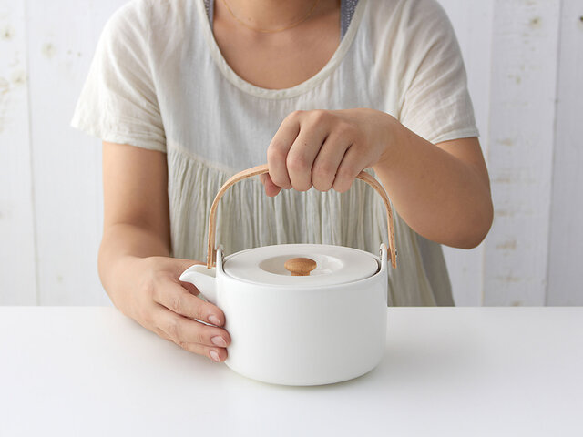 大きすぎず小さすぎず、毎日使える丁度いい大きさ。テーブルの上に出しっぱなしでも絵になります。