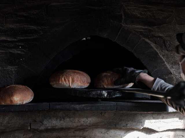 わざわざは薪窯でパンを焼いています