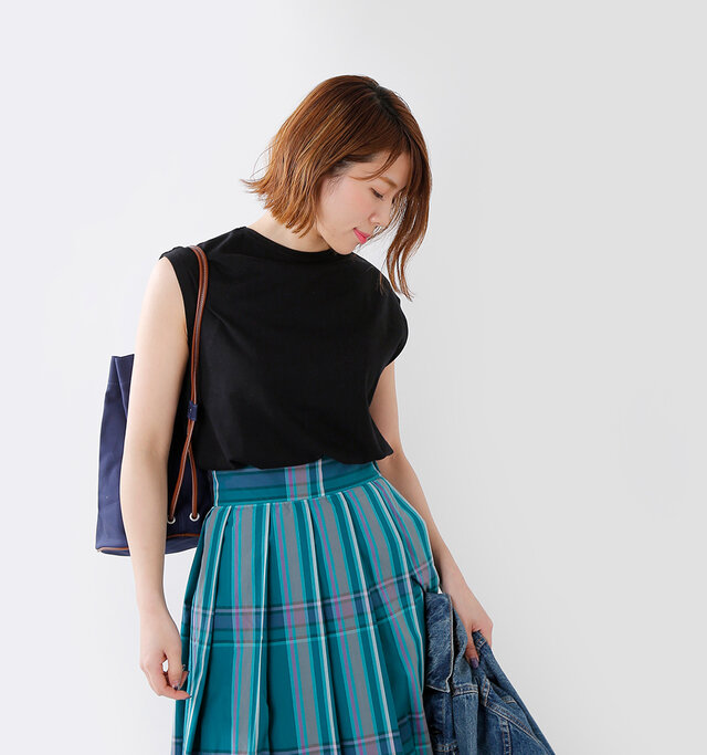 コンパクトなボートネックが
モダンな雰囲気を
演出してくれる
フレンチスリーブ。
柔らかなカットソー生地で
詰まり感がなく、
リラクシーな着心地。
胸元が見えないので
薄着の季節も安心。