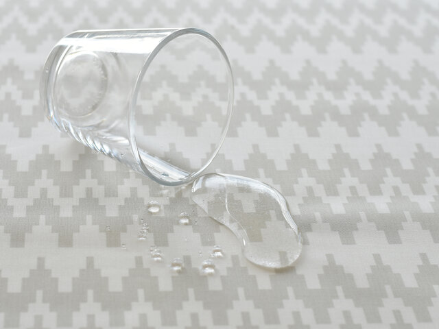 こちらの生地は、アクリルコーティングという撥水加工が施されており、水や汚れがつきにくくなっています。色の濃いものを落とされた場合は、染みこんでしまう恐れがございますので、ご注意ください。できるだけ早く拭き取ってくださいね!
※色の濃いものが付着したり、時間が経った汚れは落ちにくくなります。完全なる防水性や防汚性があるものではございませんのでご注意ください。