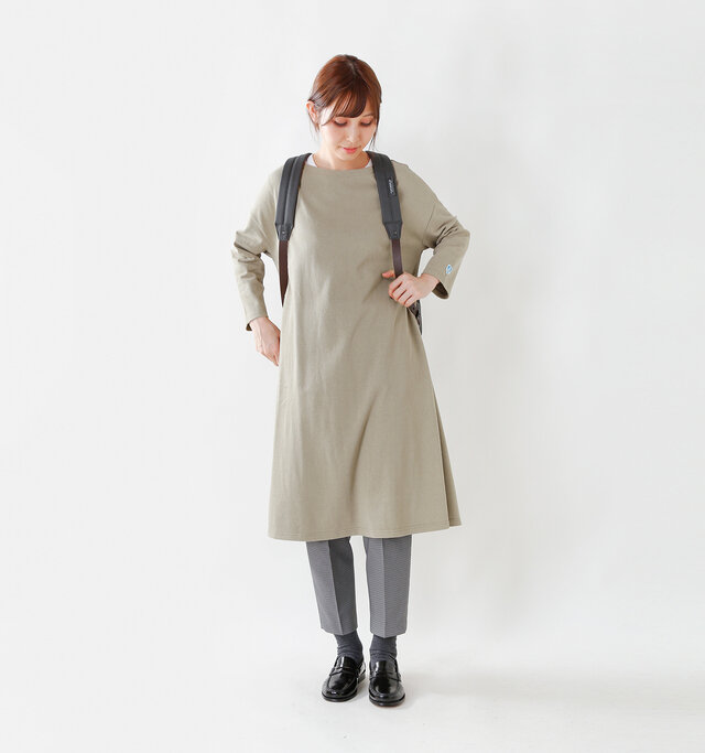 color : bistre / size : 1
どんなコーデにもしっくり馴染む無地デザインから、爽やかなボーダー柄まで7色展開。