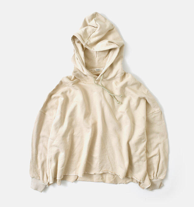 カラーは、beige/khaki gray /navy /blackの4色展開です。
